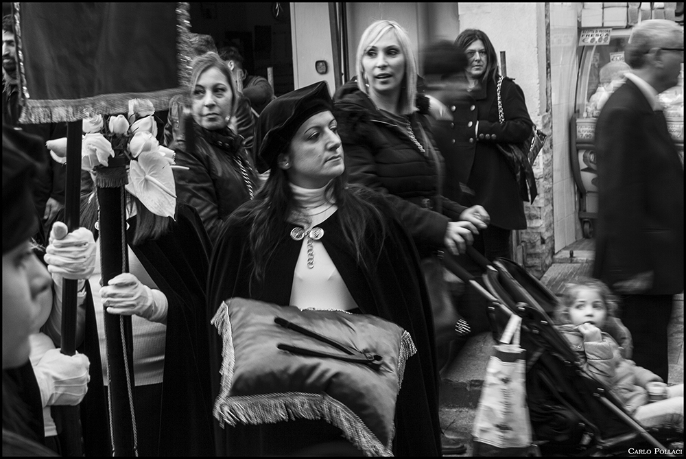 Protagonists and spectators of the Good Friday procession _ XII