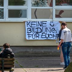 Protest-Banner an der Bernsteinschule in Ribnitz