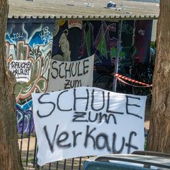 Protest-Banner an der Bernsteinschule in Ribnitz