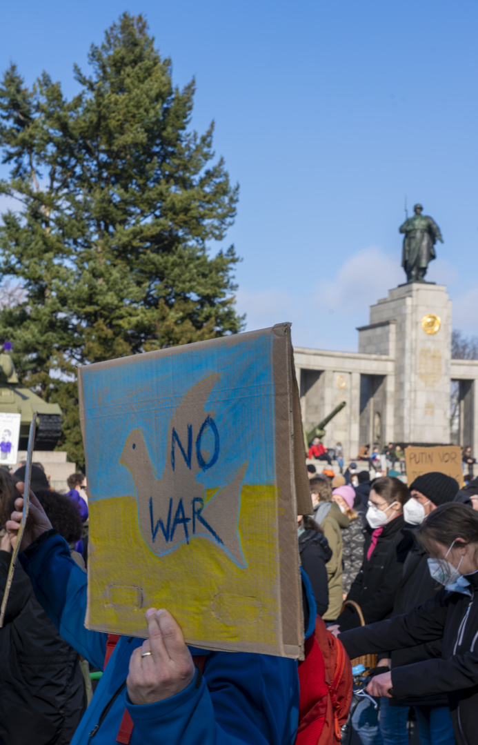 Protest gegen den Krieg in der Ukraine am sowjetischen Ehrenmal im Tiergarten am 27.02.2022