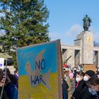 Protest gegen den Krieg in der Ukraine am sowjetischen Ehrenmal im Tiergarten am 27.02.2022