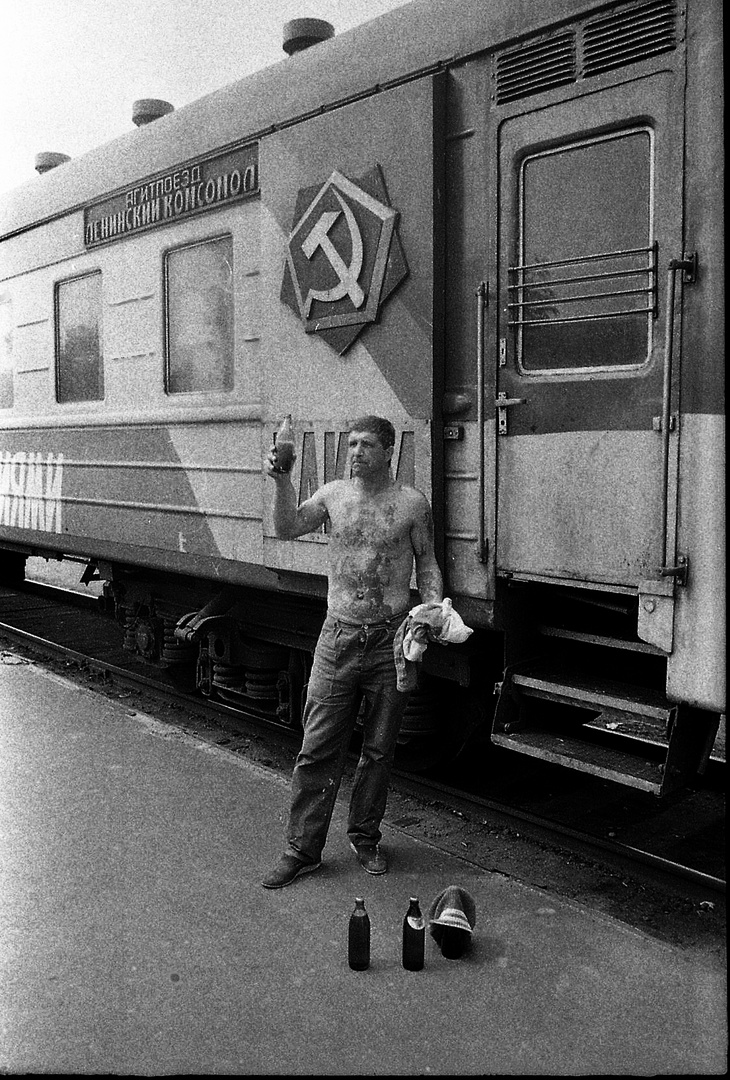 Protest gegen Sozialordnung von Seite Criminalelemente, Bahnhofstation im Stadt Gorky, Juni, 1989