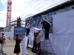 Protest gegen Teilabriss: East Side Gallery mit Papier verhüllt