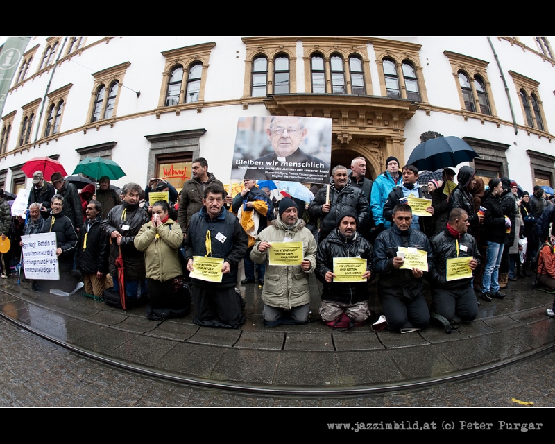 PROTEST "Wir setzen uns nieder!" Gegen das "BettlerInnenverbot"