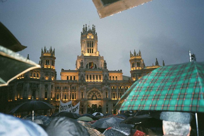 Protestversammlung vor dem Palacio de Comunicaciones (Madrid, den 12.04.2004)