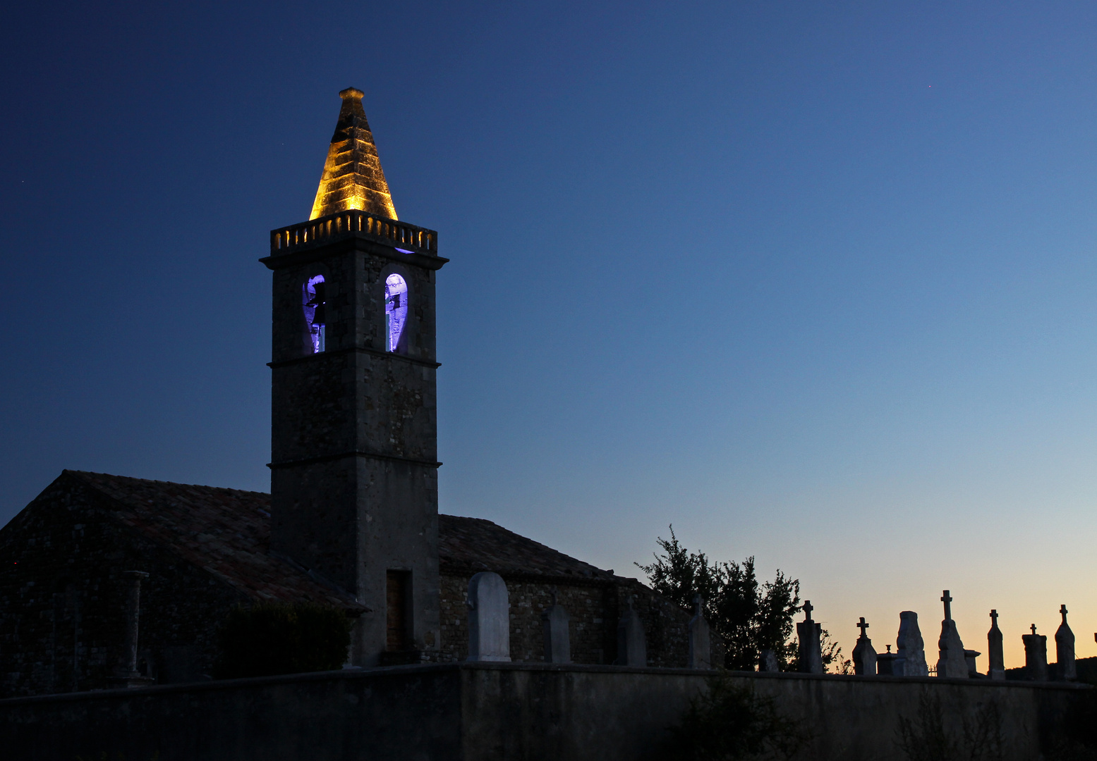 Provenzalisches Kirchlein in der Abenddämmerung