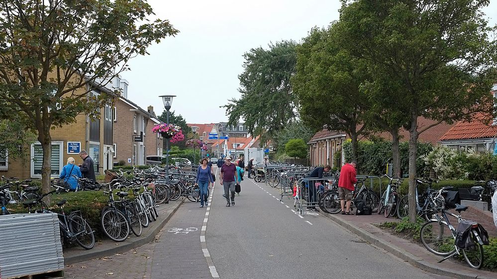 Provisorischer Fahrradparkplatz für Marktbesucher in Domburg, Provinz Zeeland (NL)