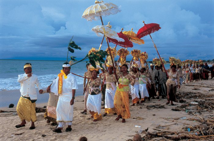 Prozession am Strand von Jimbaran