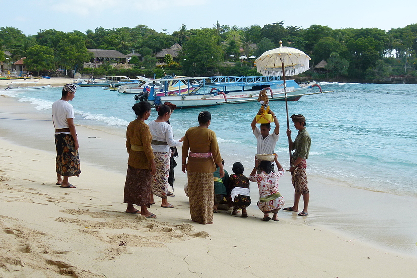 ...Prozession am Strand von Nusa Lembongan...