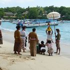 ...Prozession am Strand von Nusa Lembongan...