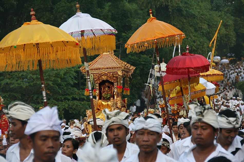 Prozession auf der Götterinsel Bali