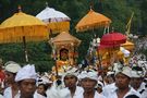 Prozession auf der Götterinsel Bali by Helmut Schadt