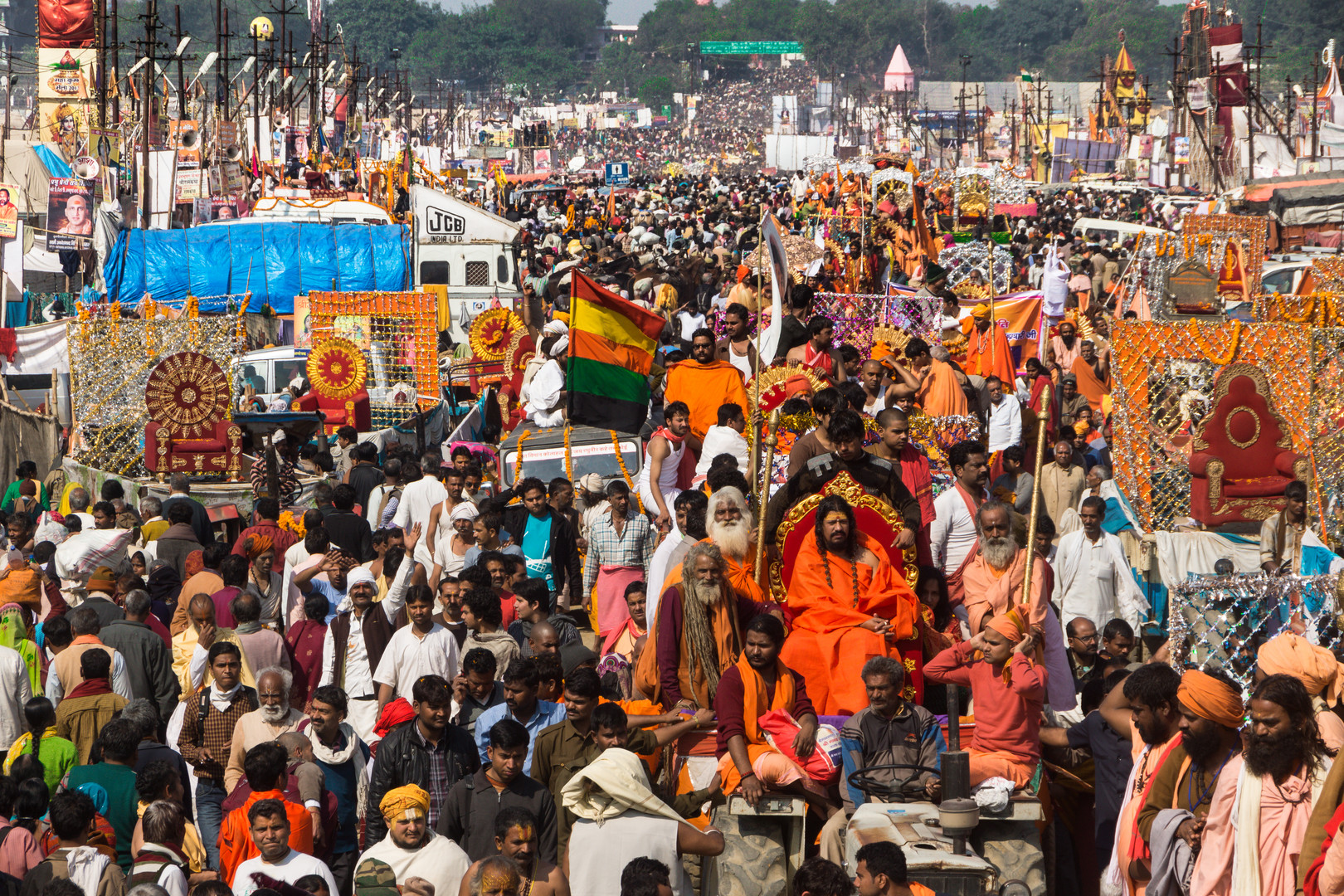 Prozession der Saddhuorden auf der Kumbh Mela 2013