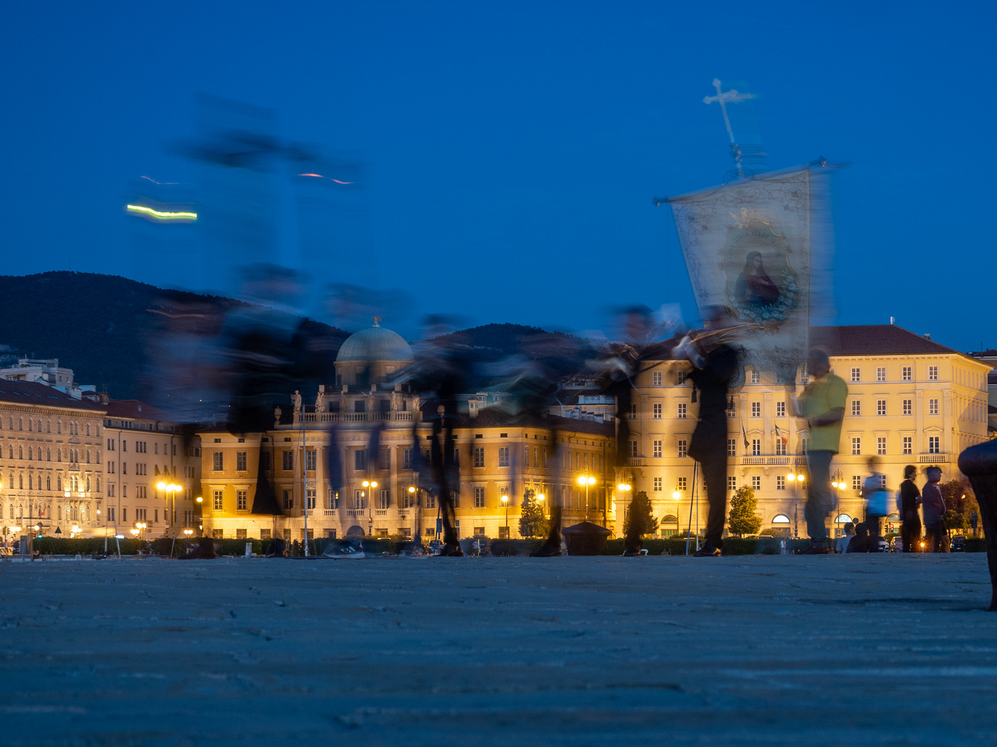 Prozession in Triest bei Nacht