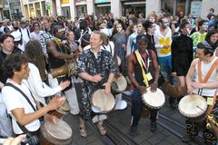 Prozessionszug zum Marktplatz zur Eröffnung  Theater der Welt Halle 2008