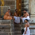 Prêtres Hindous à l'entrée du temple