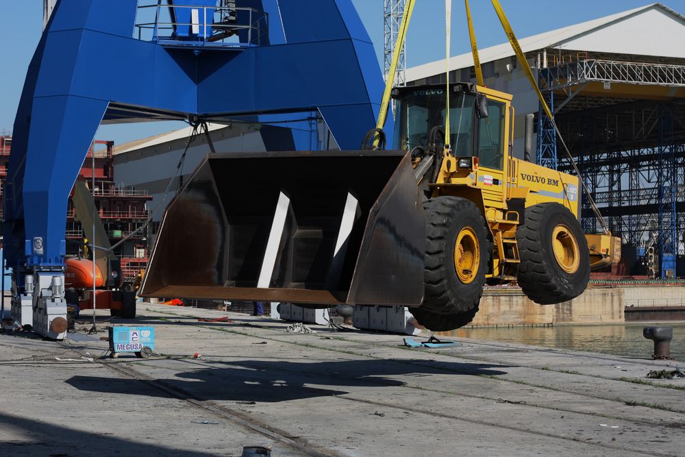 prueba de carga de grúa en el muelle.