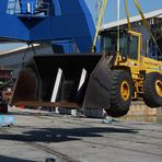 prueba de carga de grúa en el muelle.