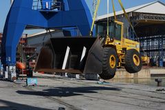 prueba de carga de grúa en el muelle.