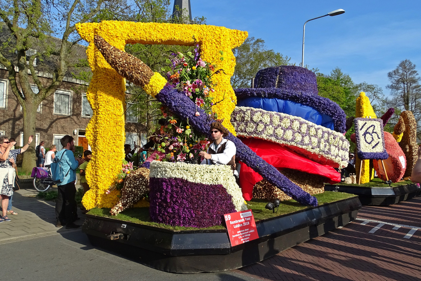 Prunkwagen im Blumenkorso