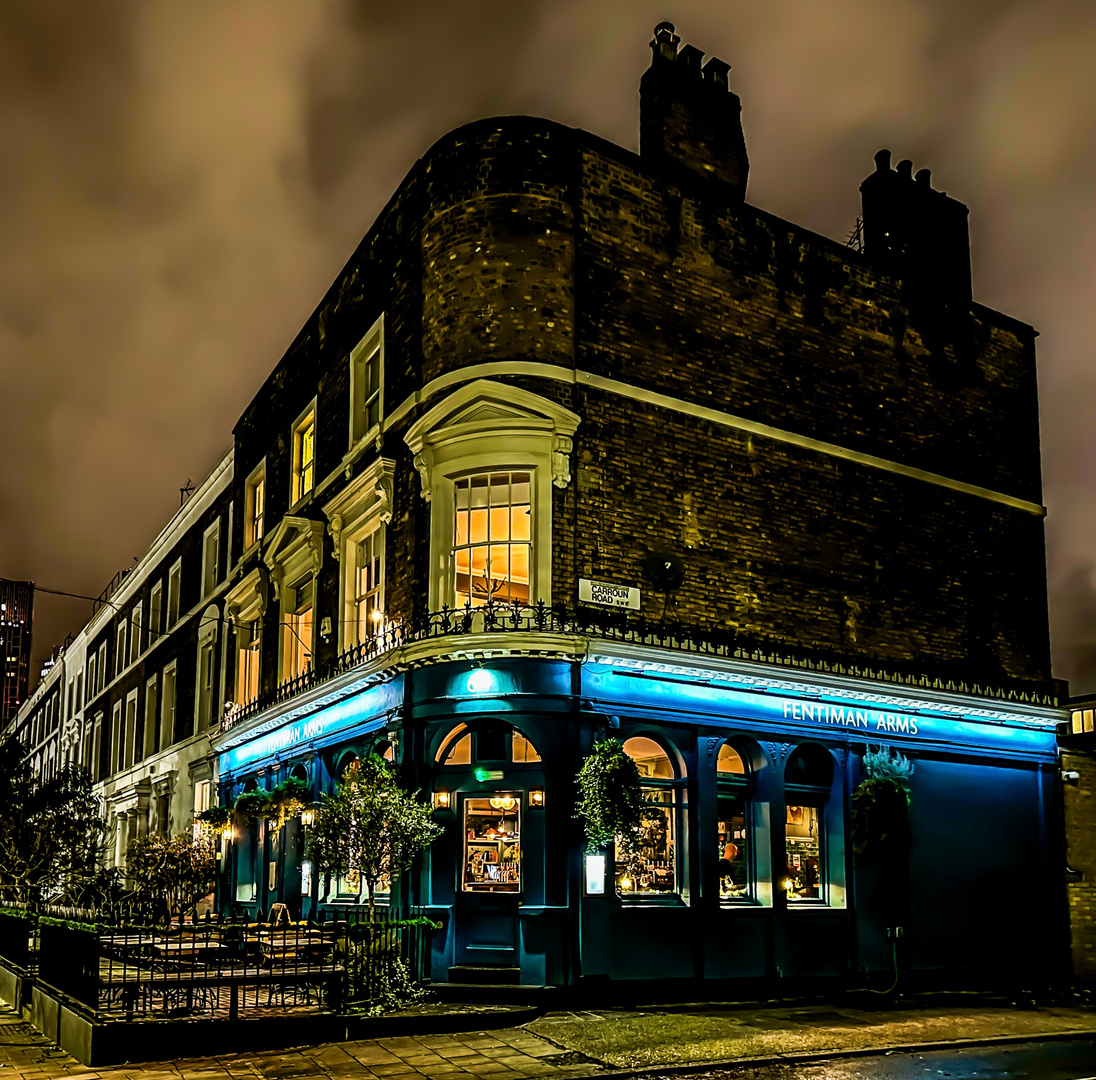 Pub bei Nacht