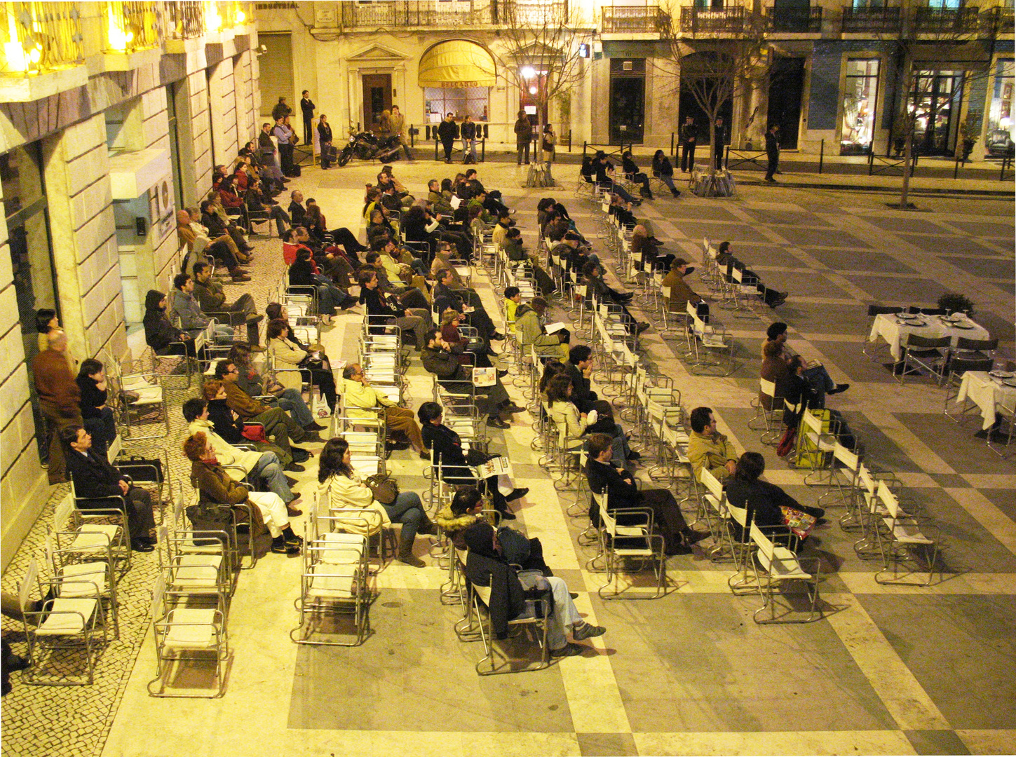 Publikum vor der Oper