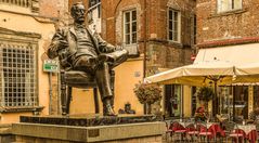 PUCCINI-DENKMAL IN LUCCA