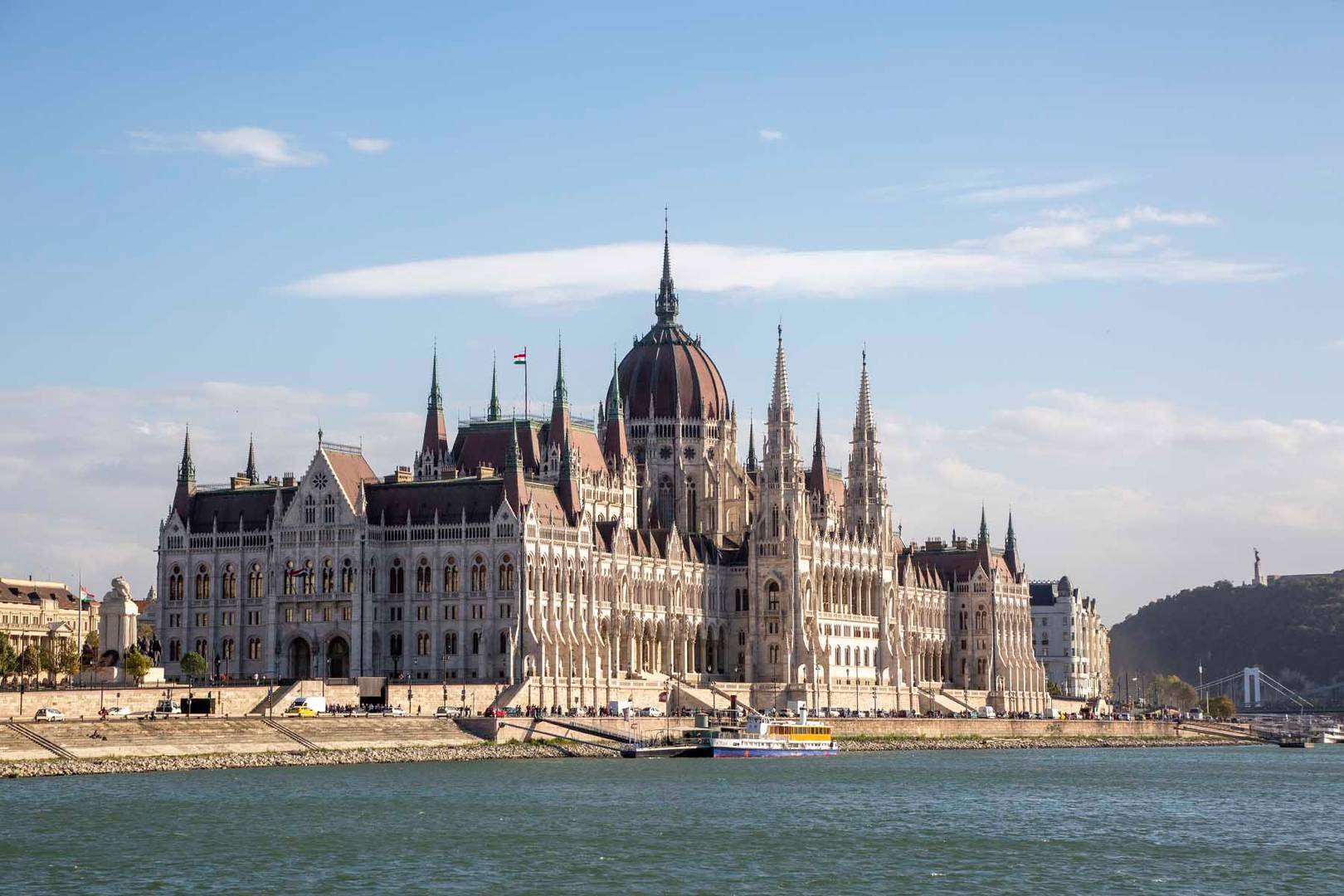 PUDAPEST HOUSE OF PARLIAMENT 