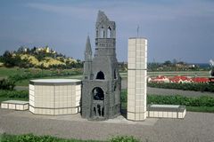 Puderdose, Hohler Zahn und Lippenstift - Gedächtniskirche im Legoland Sierksdorf -