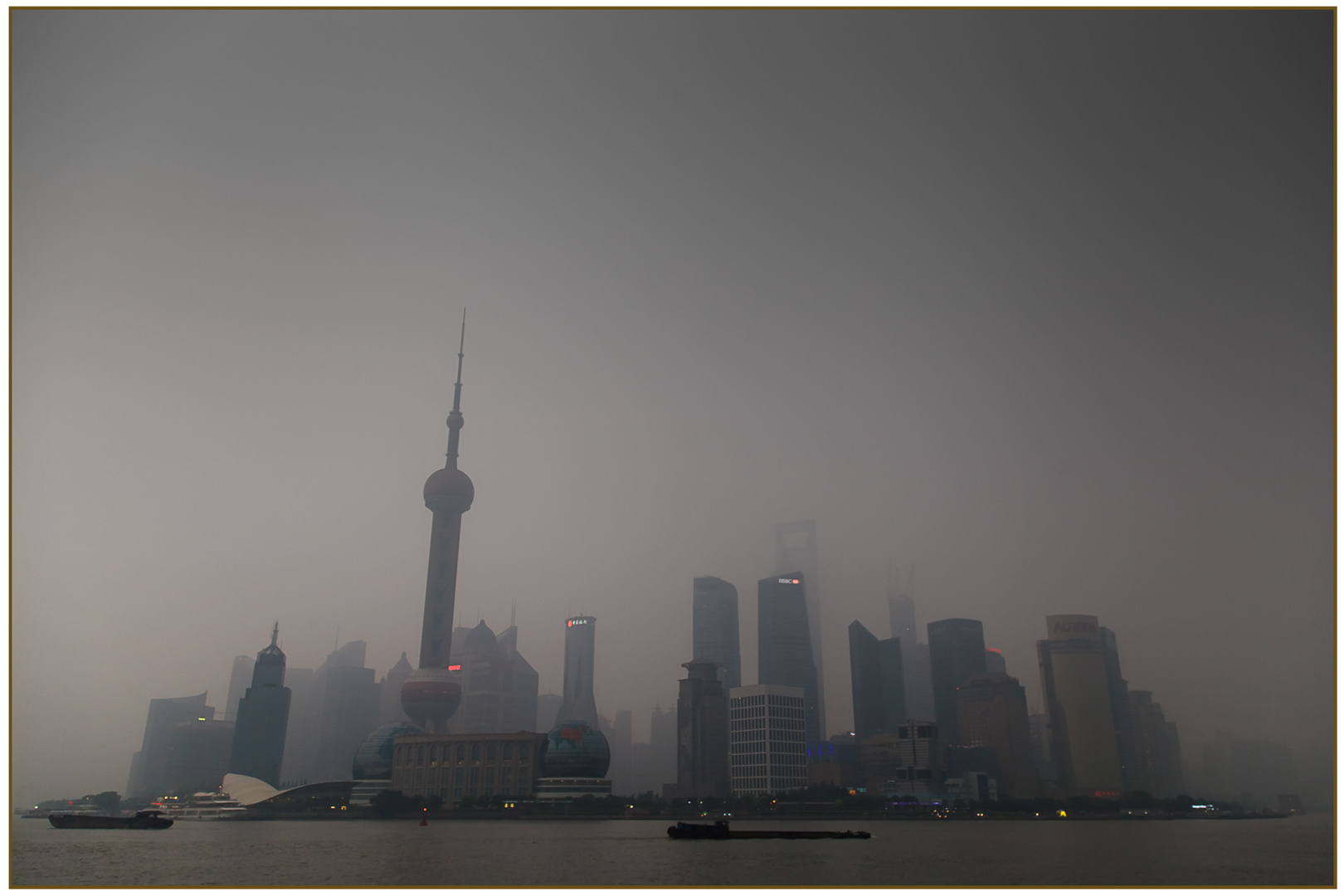 Pudong im Nebel