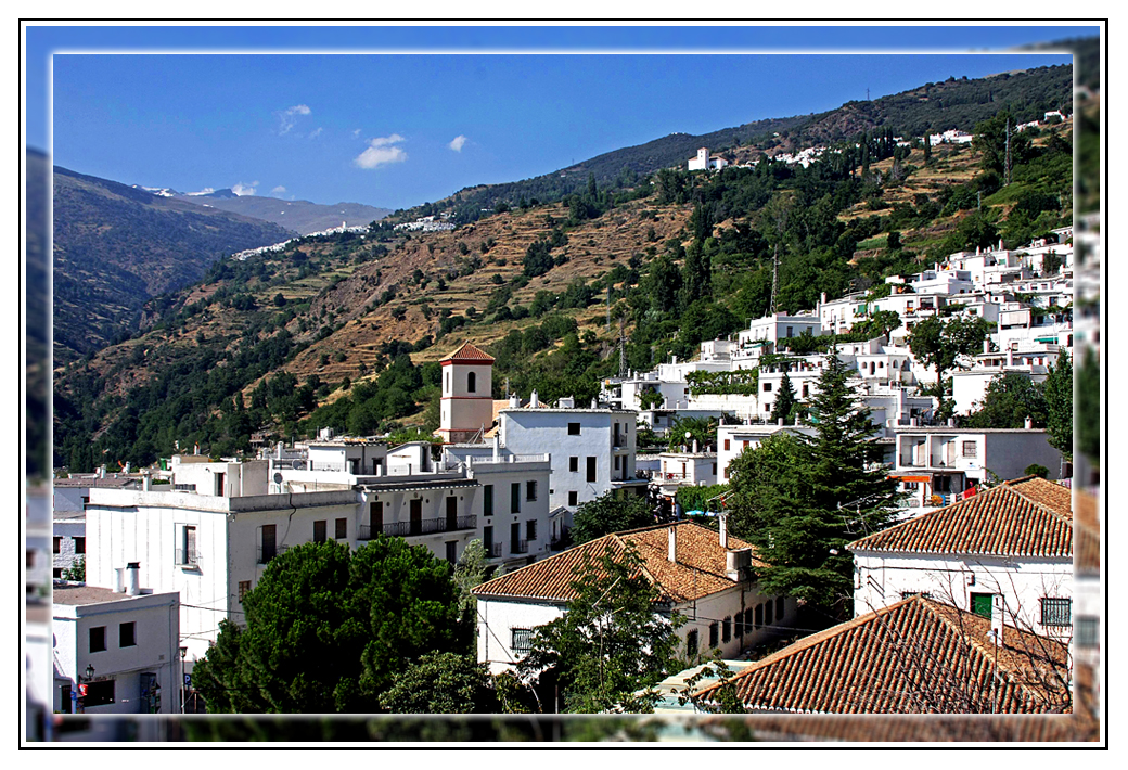 Pueblecito de montaña de casas blancas (Las Alpujarras, Granada)