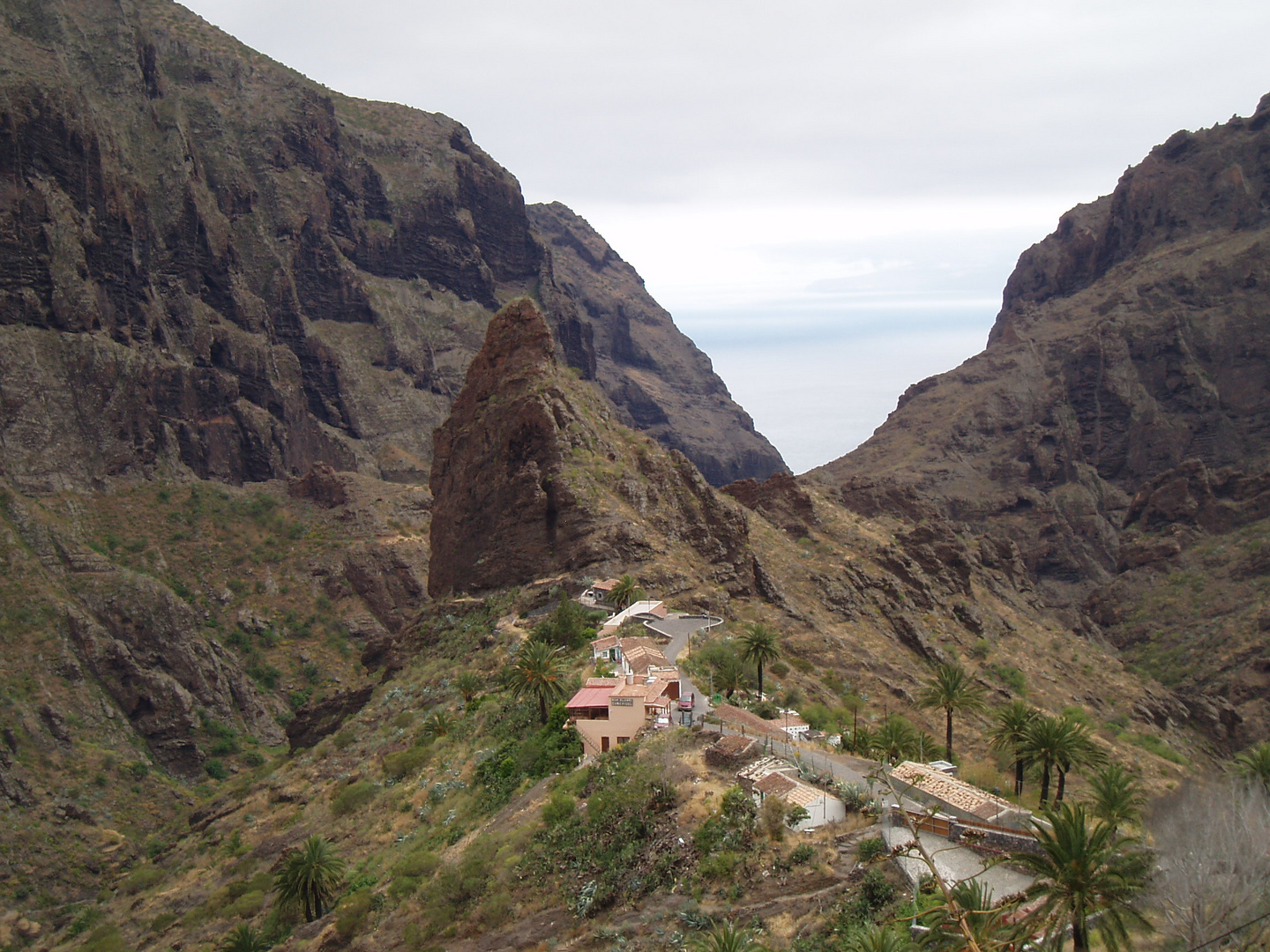 pueblecito entre montañas