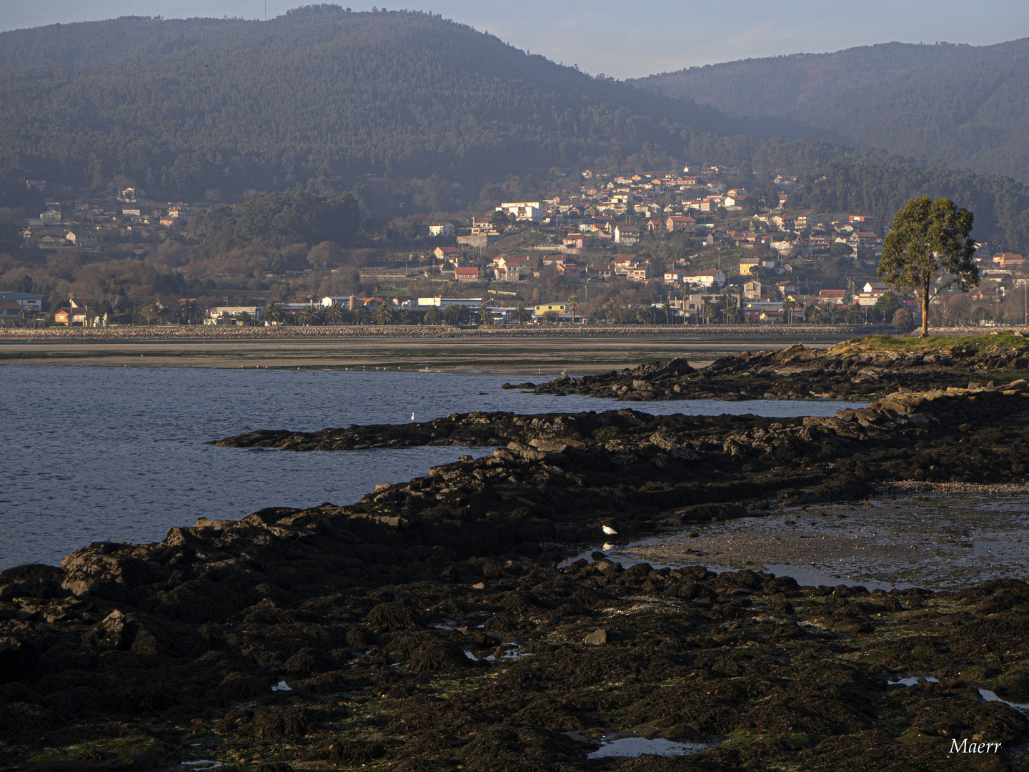 Pueblito en la Ría de Pontevedra con la marea baja.