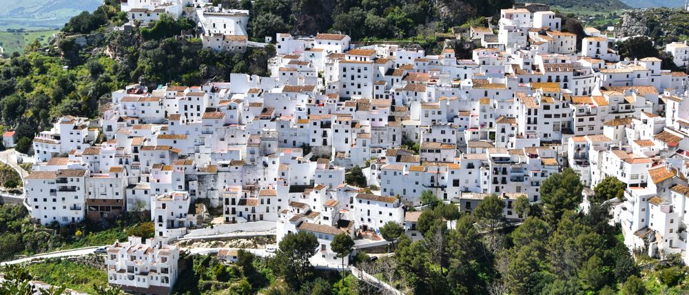 Pueblo blanco en las montañas