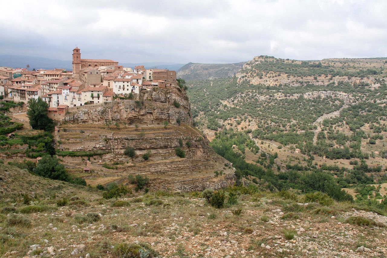 Pueblo de Villarluengo situado en un marco impresionante del Maestrazgo (Teruel)