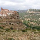 Pueblo de Villarluengo situado en un marco impresionante del Maestrazgo (Teruel)