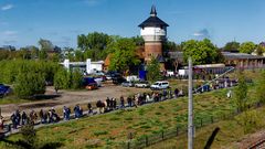 PÜNKTLICH 10 UHR ERTÖNTE DER RUF DER LOKOMOTIVEN. BEEINDRUCKEND.