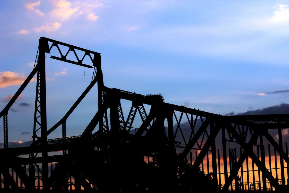 puente de hierro al atardecer