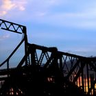 puente de hierro al atardecer