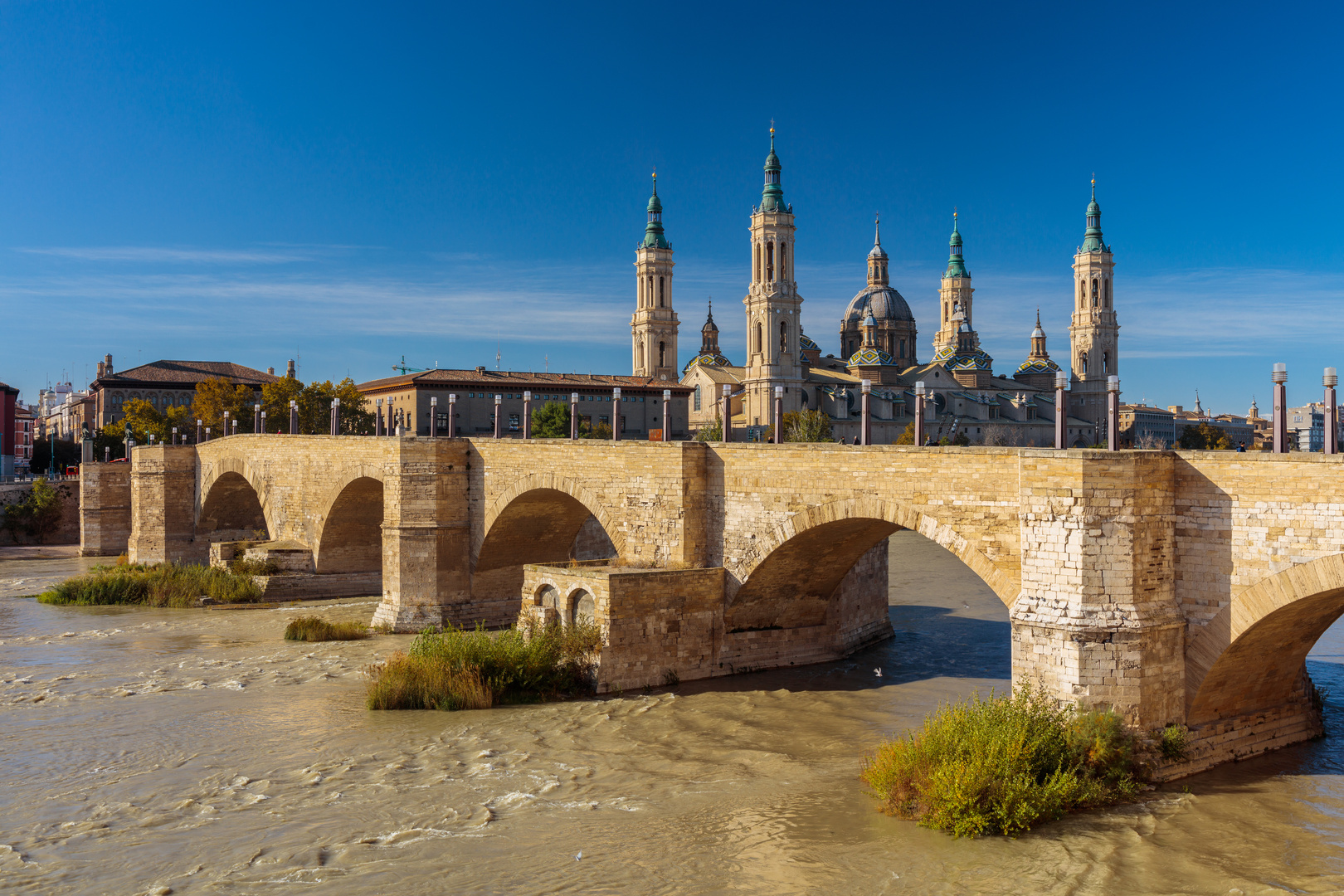 puente de piedra y basílica del Pilar