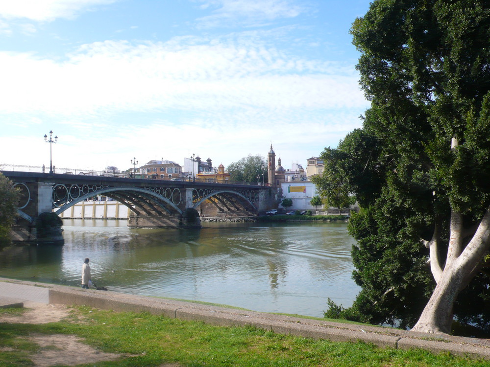 PUENTE DE TRIANA VISTO DESDE SEVILLA