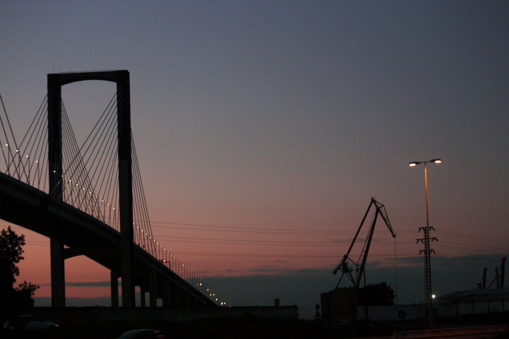 puente del quinto centenario anocheciendo