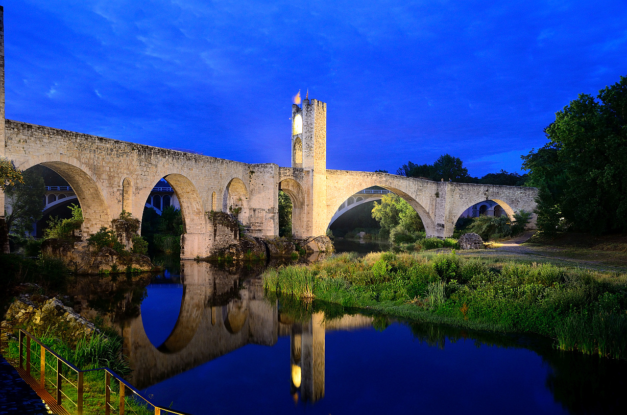 Puente en Besalu  (E 1513), hora azul, Brücke in Besalu 1, Pont of Besalu,