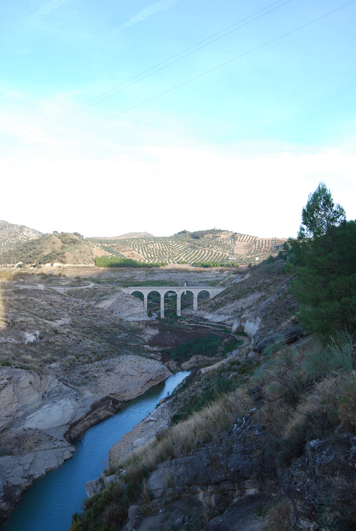 Puente en el pantano de Iznájar