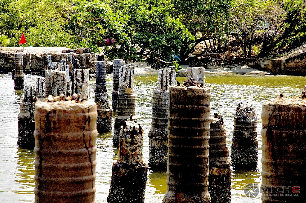 Puente en ruinas Coveñas Colombia