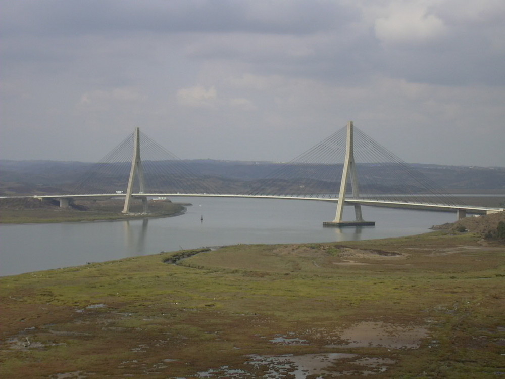 Puente internacional con Portugal sobre el río Guadiana