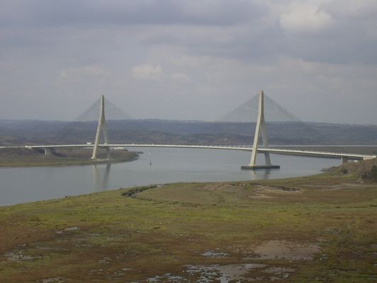 Puente internacional con Portugal sobre el río Guadiana