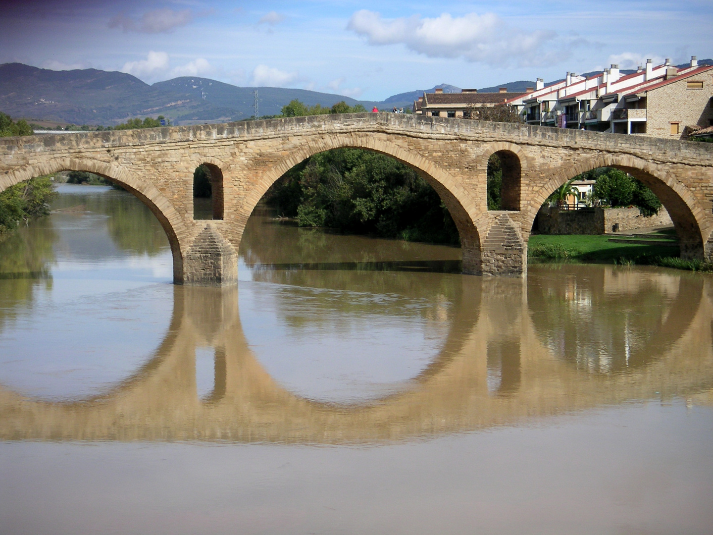 Puente la Reina/Gares