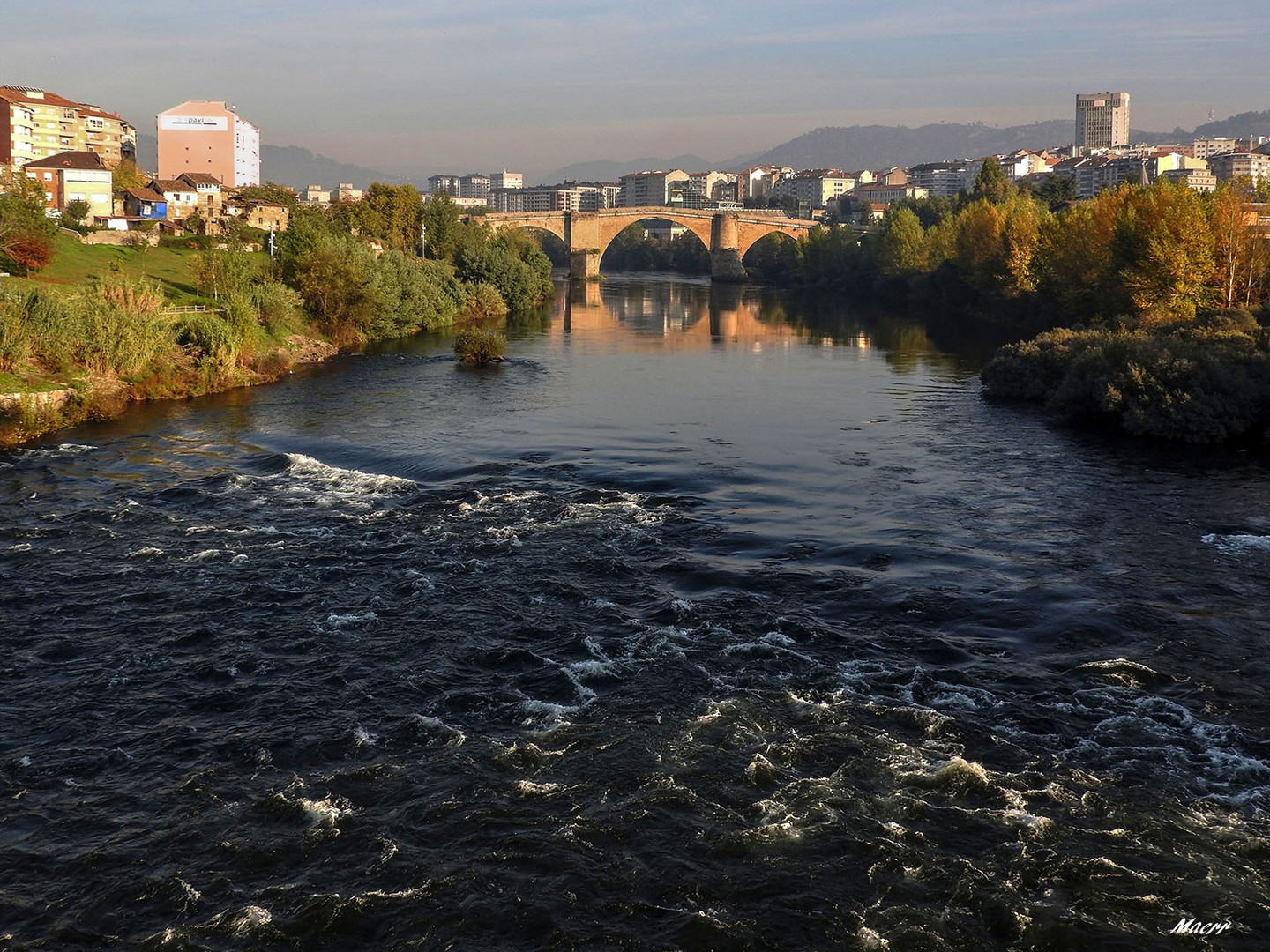 Puente medieval en Orense- Rio Miño.