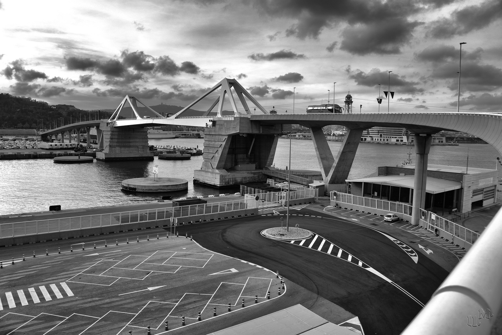 PUENTE QUE SEPARA LOD DOS PUERTOS PRINCIPALES DE BARCELONA 